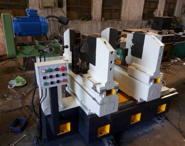 自定心鉆中心孔組合機床